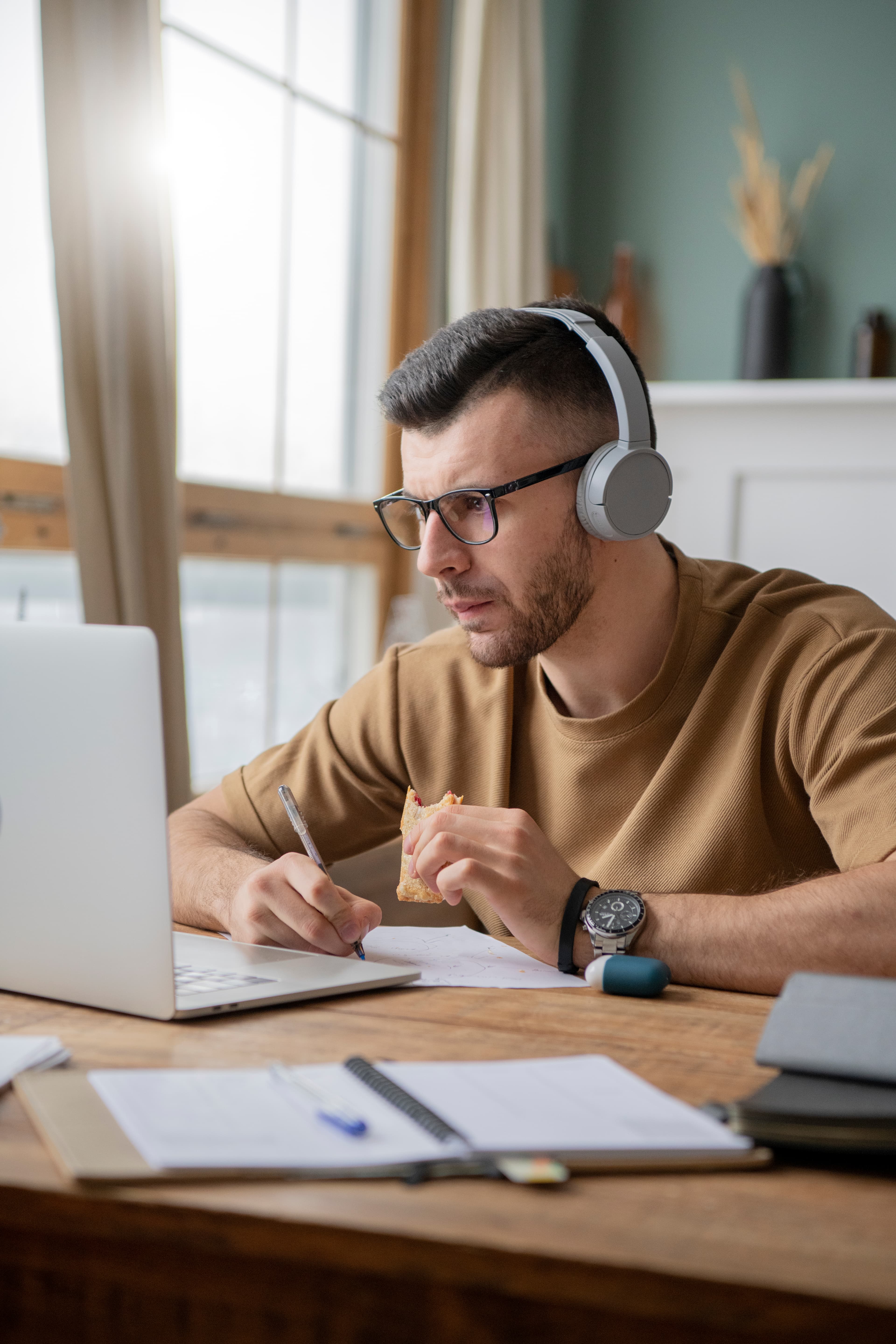 Estudante em ambiente de estudo